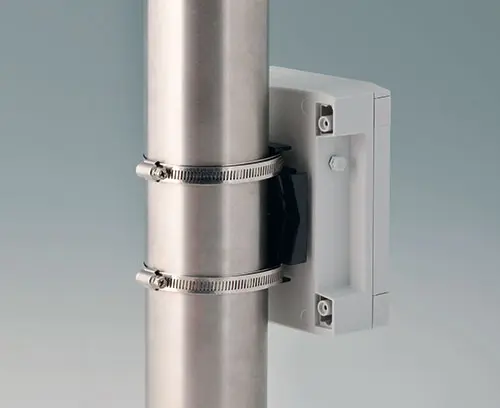 Pole/mast mounting bracket